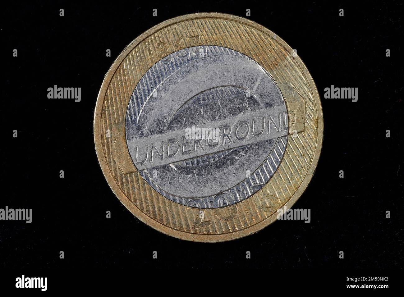 Queen Elizabeth II 2 Pfund: London Underground Roundel ausgestellt 2013 Stockfoto