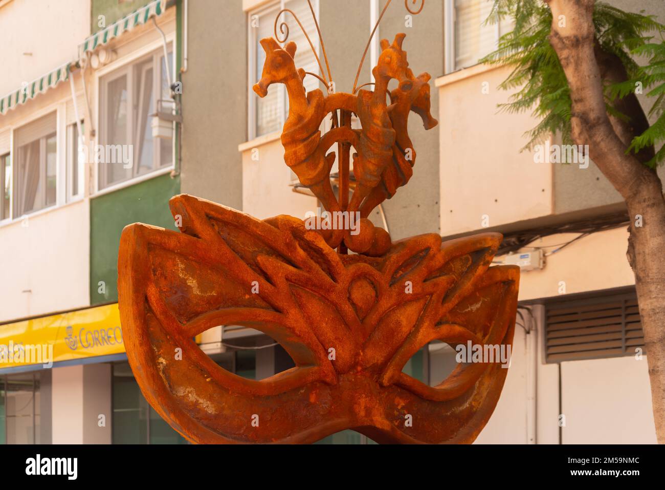 SANTIAGO DE LA RIBERA, SPANIEN - 12. JUNI 2022 die Statue befindet sich im Stadtzentrum in der Fußgängerzone Pintor Clemente und ist eine Hommage an das Auto Stockfoto
