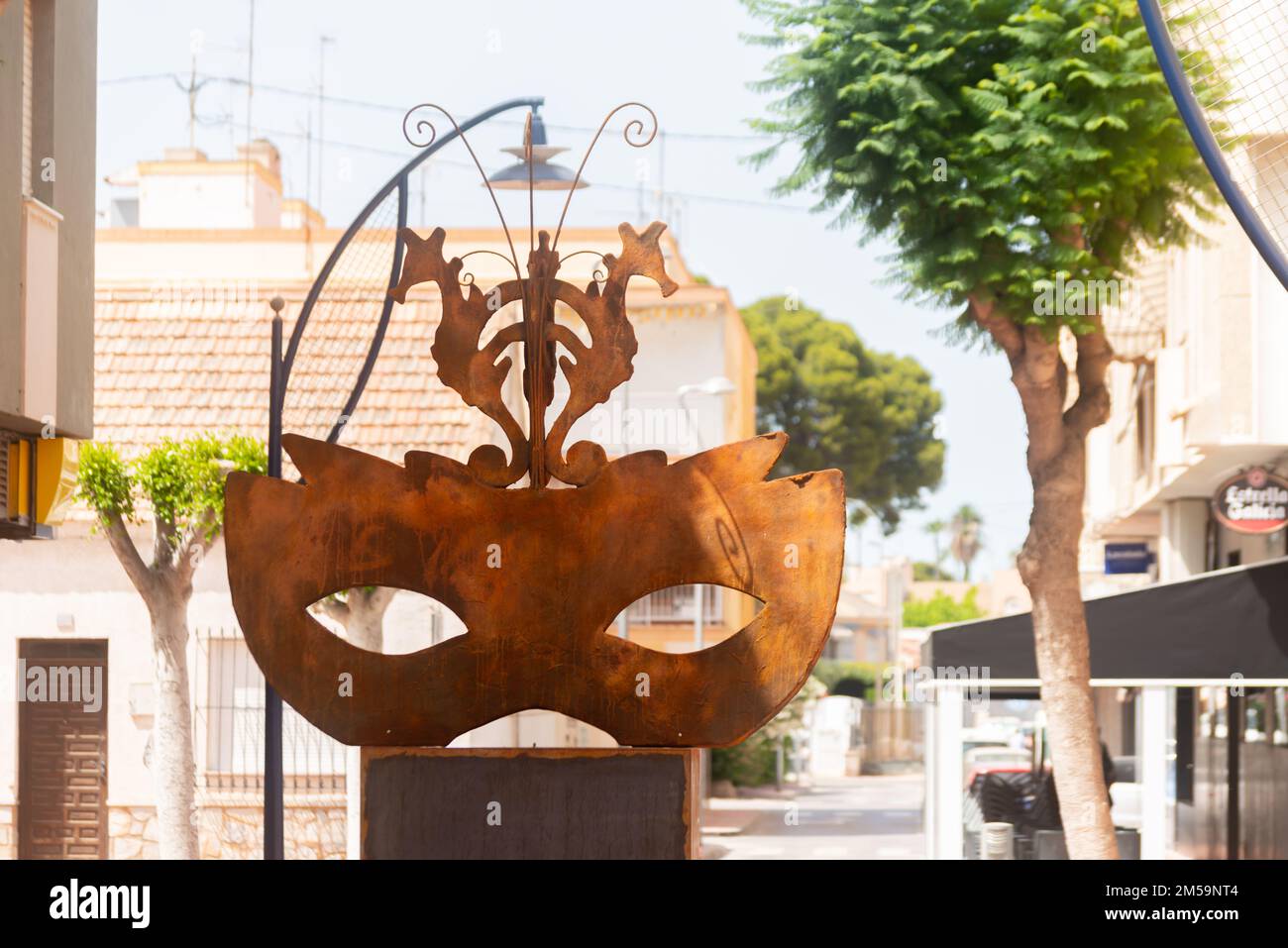 SANTIAGO DE LA RIBERA, SPANIEN - 12. JUNI 2022 die Statue befindet sich im Stadtzentrum in der Fußgängerzone Pintor Clemente und ist eine Hommage an das Auto Stockfoto