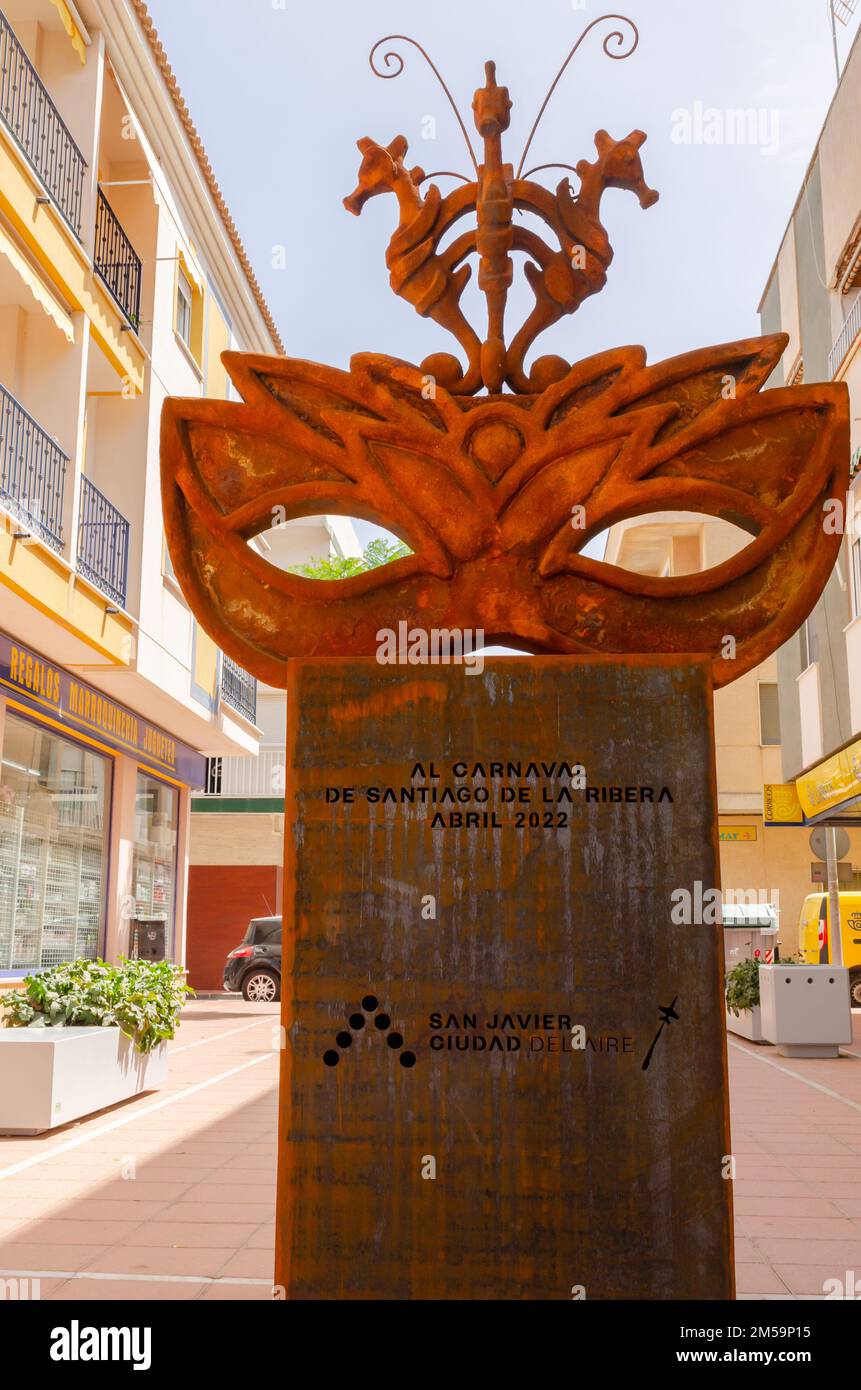 SANTIAGO DE LA RIBERA, SPANIEN - 12. JUNI 2022 die Statue befindet sich im Stadtzentrum in der Fußgängerzone Pintor Clemente und ist eine Hommage an das Auto Stockfoto