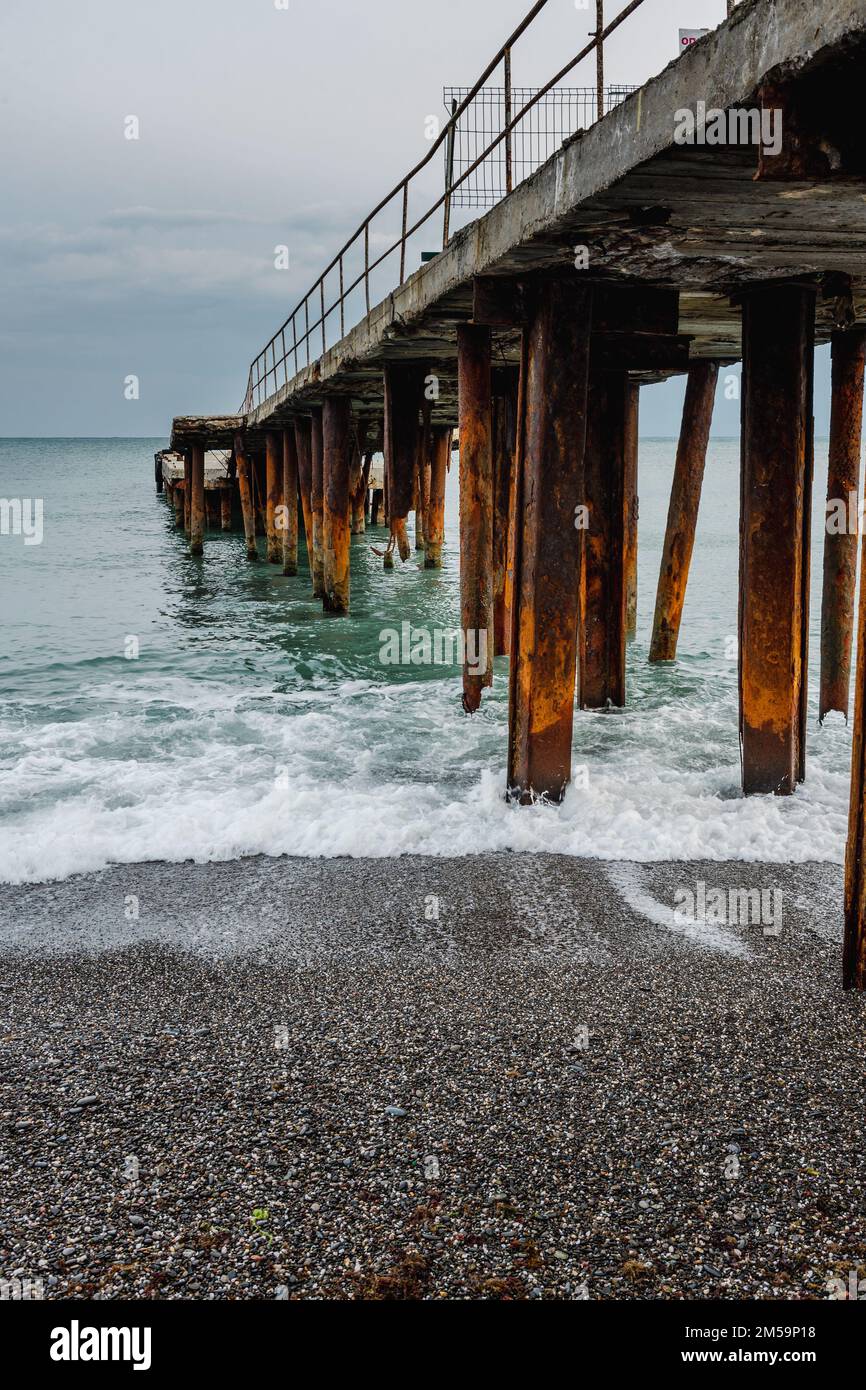 Alter, kaputter Pier am Strand von Aluschta. Krim Stockfoto