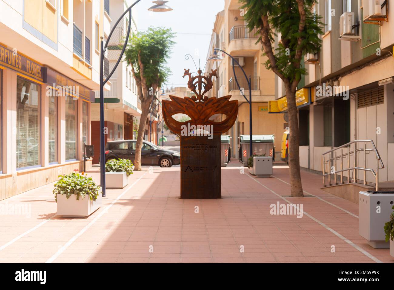 SANTIAGO DE LA RIBERA, SPANIEN - 12. JUNI 2022 die Statue befindet sich im Stadtzentrum in der Fußgängerzone Pintor Clemente und ist eine Hommage an das Auto Stockfoto