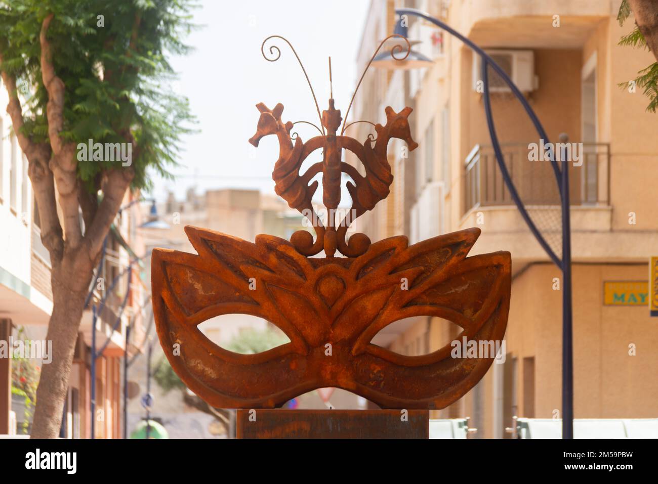 SANTIAGO DE LA RIBERA, SPANIEN - 12. JUNI 2022 die Statue befindet sich im Stadtzentrum in der Fußgängerzone Pintor Clemente und ist eine Hommage an das Auto Stockfoto