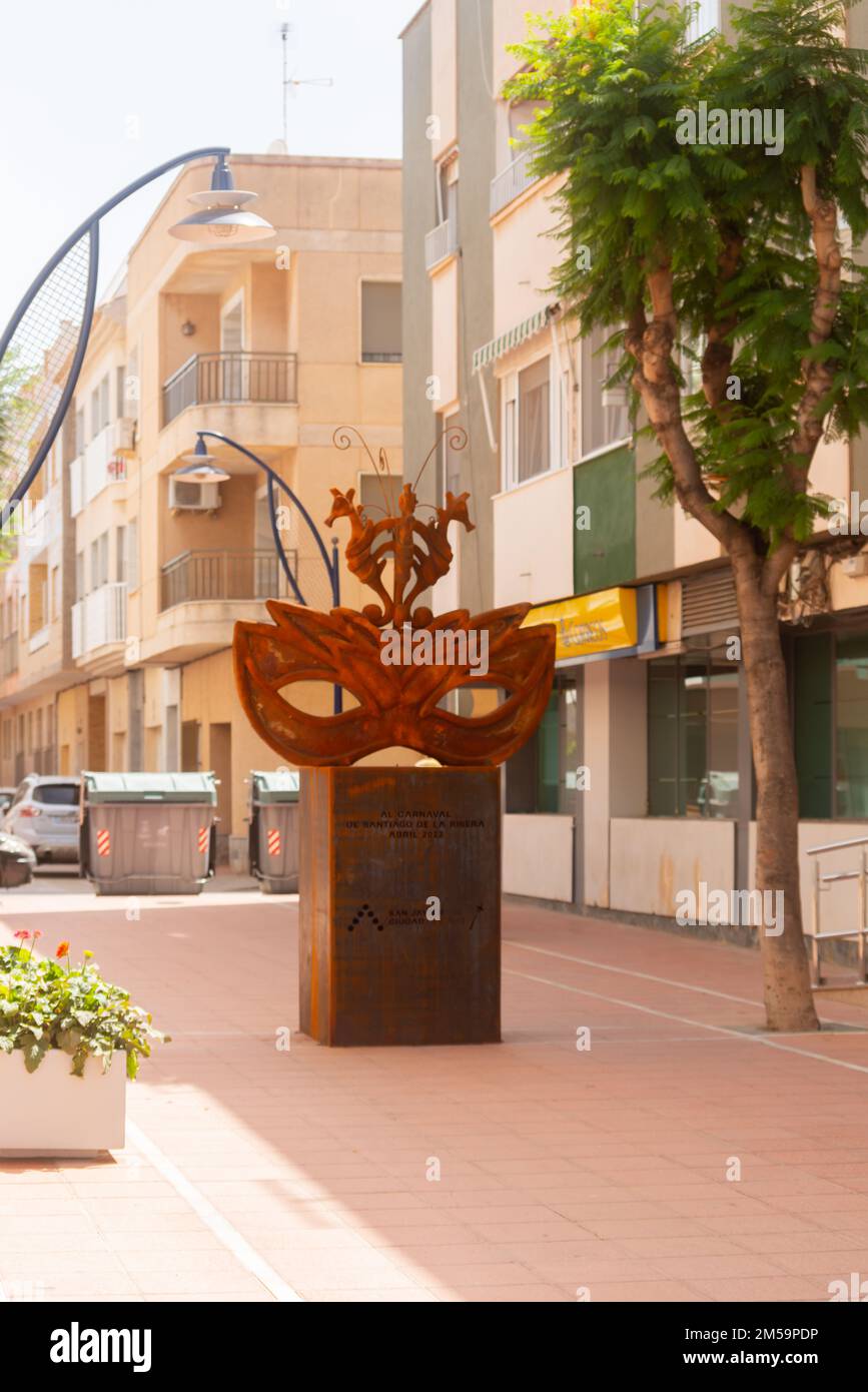 SANTIAGO DE LA RIBERA, SPANIEN - 12. JUNI 2022 die Statue befindet sich im Stadtzentrum in der Fußgängerzone Pintor Clemente und ist eine Hommage an das Auto Stockfoto