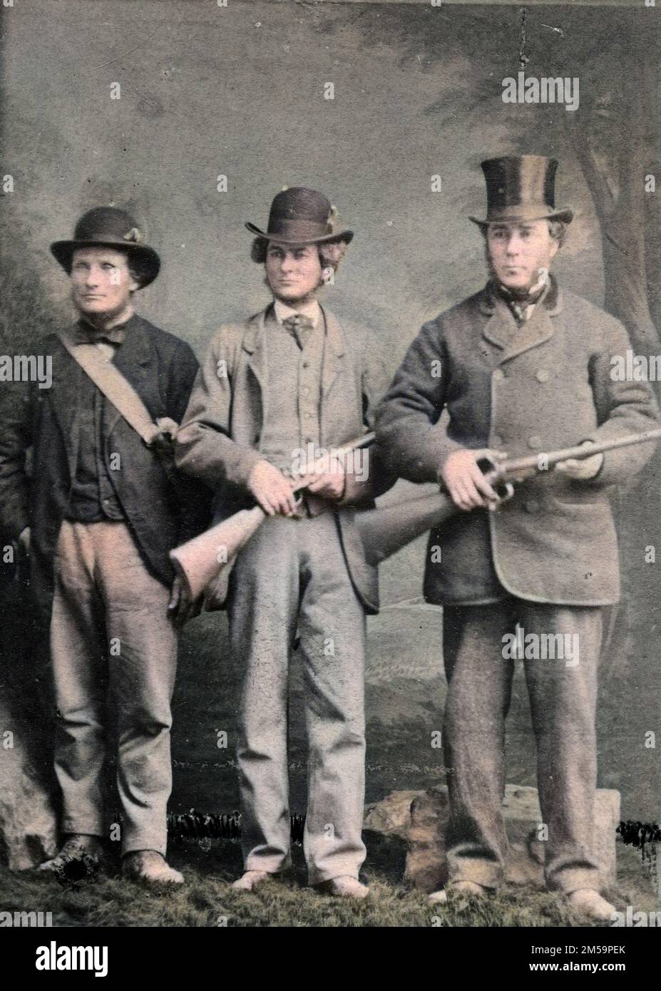 Vintage-Farbfoto, drei Männer mit Schrotflinten, Jagd, Jäger, Bowler und Hut, englischer c. 1870er, viktorianischer Sport des 19. Jahrhunderts Stockfoto