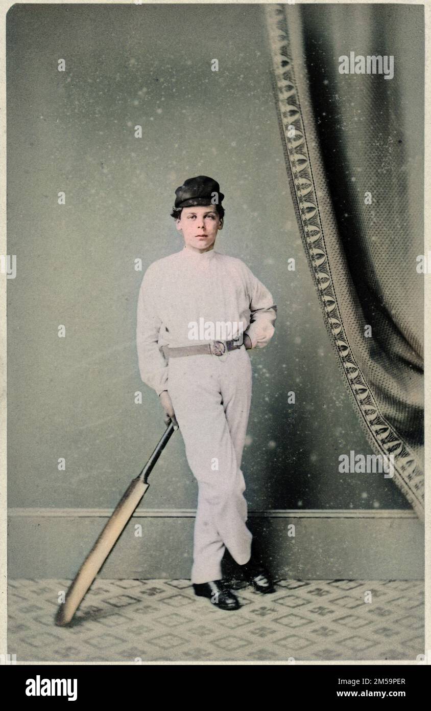 Vintage-Farbfoto eines Jungen mit Cricket-Weiß und -Mütze, Cricket-Schläger, Cricket-Spieler, englischer c. 1870er, viktorianischer Sport des 19. Jahrhunderts Stockfoto