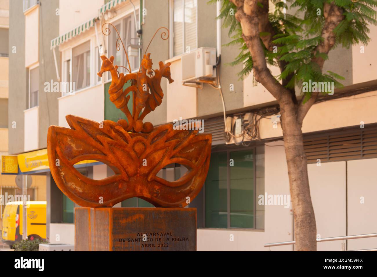 SANTIAGO DE LA RIBERA, SPANIEN - 12. JUNI 2022 die Statue befindet sich im Stadtzentrum in der Fußgängerzone Pintor Clemente und ist eine Hommage an das Auto Stockfoto