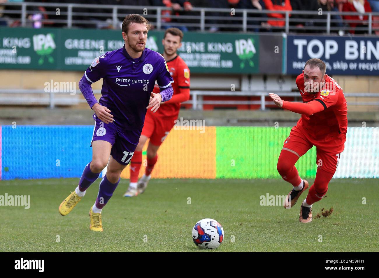 London, Großbritannien. 27. Dezember 2022. Alex Gilbey von Stevenage und Theo Archibald von Leyton Orient in Aktion während des EFL Sky Bet League 2-Spiels zwischen Leyton Orient und Stevenage am 27. Dezember 2022 im Matchroom Stadium, London, England. Foto von Carlton Myrie. Nur redaktionelle Verwendung, Lizenz für kommerzielle Verwendung erforderlich. Keine Verwendung bei Wetten, Spielen oder Veröffentlichungen von Clubs/Ligen/Spielern. Kredit: UK Sports Pics Ltd/Alamy Live News Stockfoto