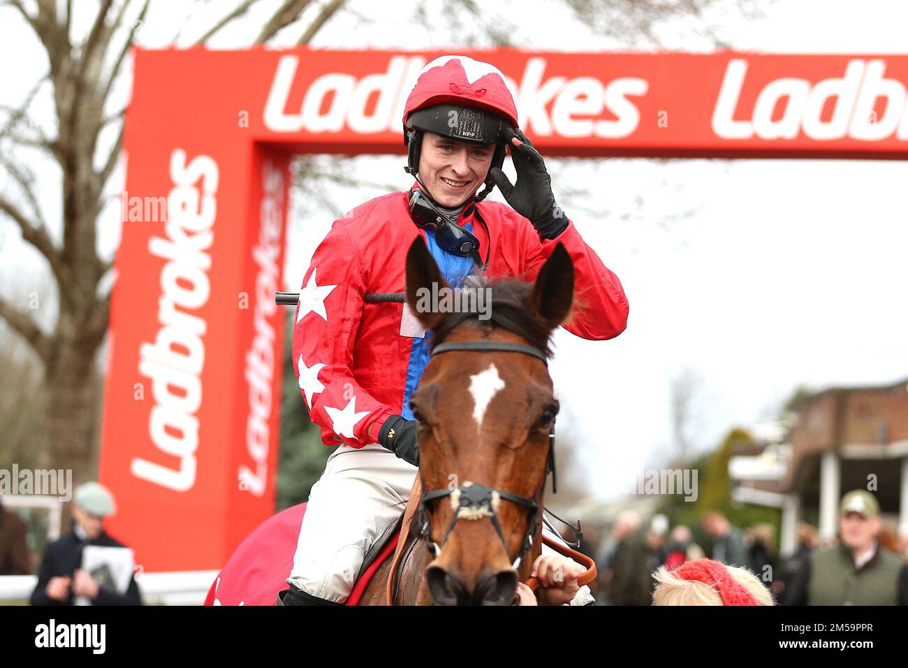 Jockey Niall Houlihan feiert den Gewinn der Ladbrokes Desert Orchid Chase mit dem Pferd Editeur Du Gite am zweiten Tag des Ladbrokes Christmas Festival auf der Rennbahn Kempton, Sunbury-on-Thames. Foto: Dienstag, 27. Dezember 2022. Stockfoto