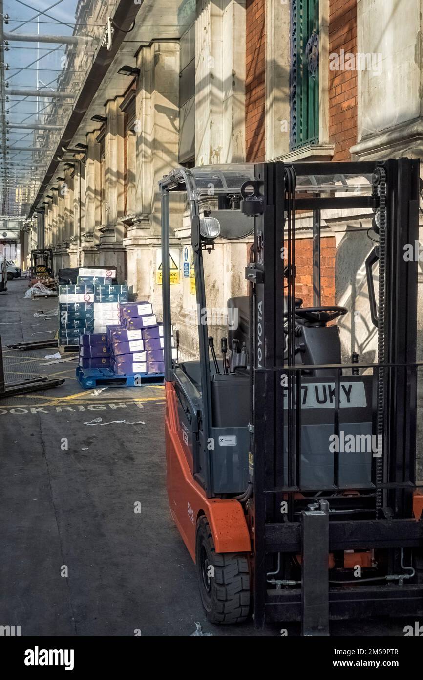 LONDON, Vereinigtes Königreich - 25. AUGUST 2017: Gabelstapler bei Smithfield Meat in der City of London Stockfoto