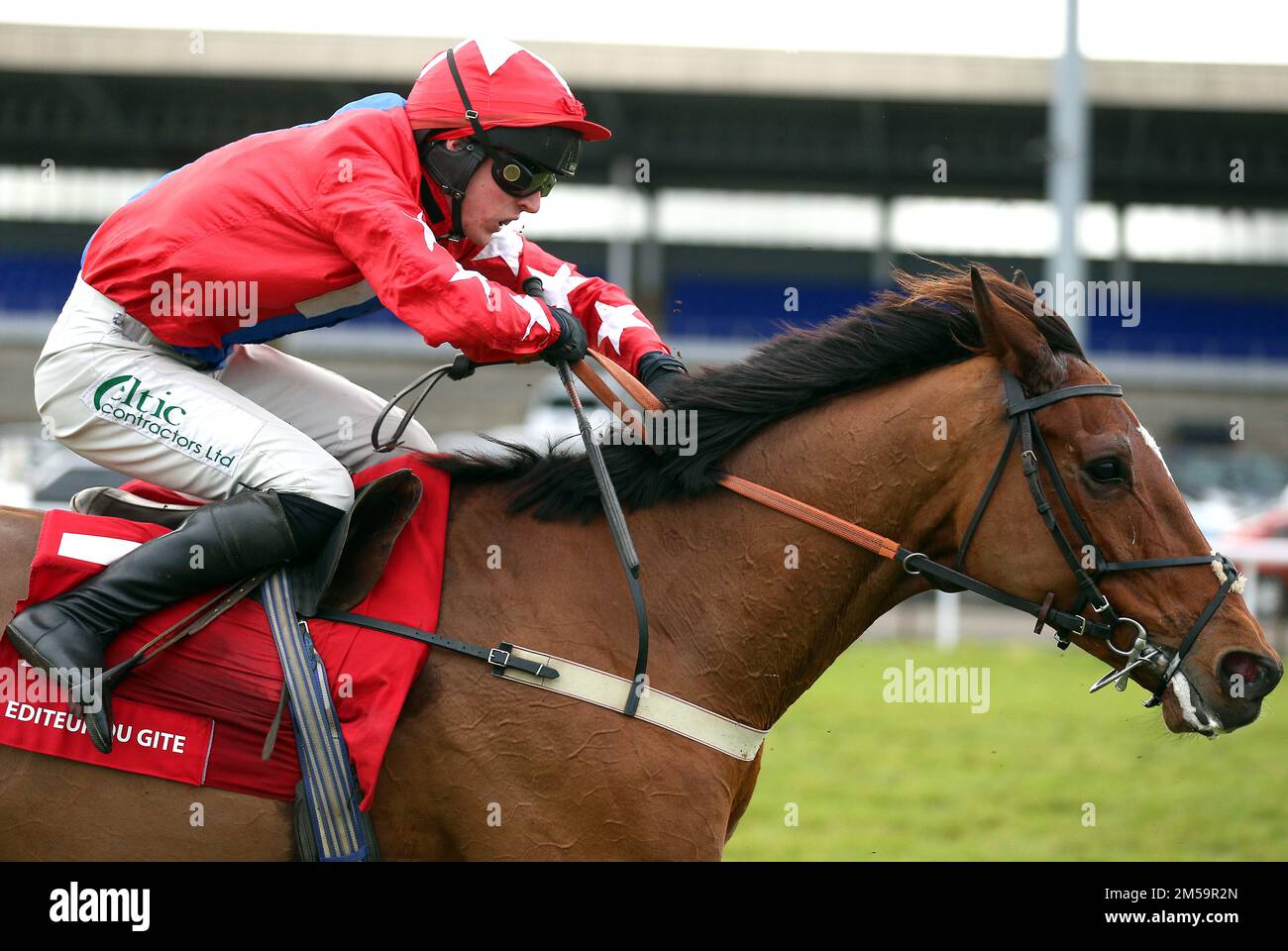 Editeur Du Gite geritten von Jockey Niall Houlihan auf dem Weg, die Ladbrokes Desert Orchid Chase am zweiten Tag des Ladbrokes Christmas Festival auf der Rennbahn Kempton, Sunbury-on-Thames, zu gewinnen. Foto: Dienstag, 27. Dezember 2022. Stockfoto