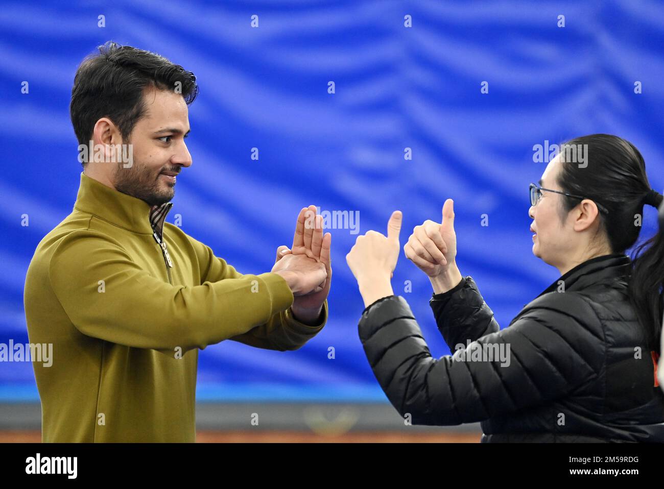 (221227) -- TIANJIN, 27. Dez. 2022 (Xinhua) -- Huo Jinghong (R) gibt Muhammad Nabil einen Daumen hoch in einem Kampfsportstudio im Bezirk Xiqing, Nordchina Tianjin, 25. Dez. 2022. Muhammad Nabil ist ein pakistanischer Student an der Nankai-Universität in Tianjin. 2018 entschied er sich, nach Tianjin zu kommen, um für seinen Doktortitel zu studieren, nicht nur, um hier eine gute Ausbildung zu erreichen, sondern auch, um seinen Traum zu erfüllen, die chinesische Kampfkunst, oder Kung Fu, zu jagen. Muhammad Nabil sagte, er sei ein Fan von Huo Yuanjia, einem renommierten chinesischen Meister der Kampfkunst, geworden, nachdem er sich chinesische Kung-Fu-Filme in Pakistan angeschaut hatte. Während seines Studiums in Ti Stockfoto