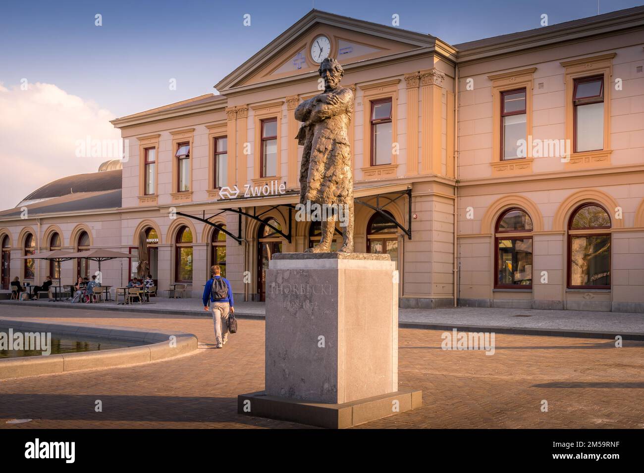 Ein malerischer Blick auf den Bahnhof Zwolle an einem sonnigen Nachmittag Stockfoto