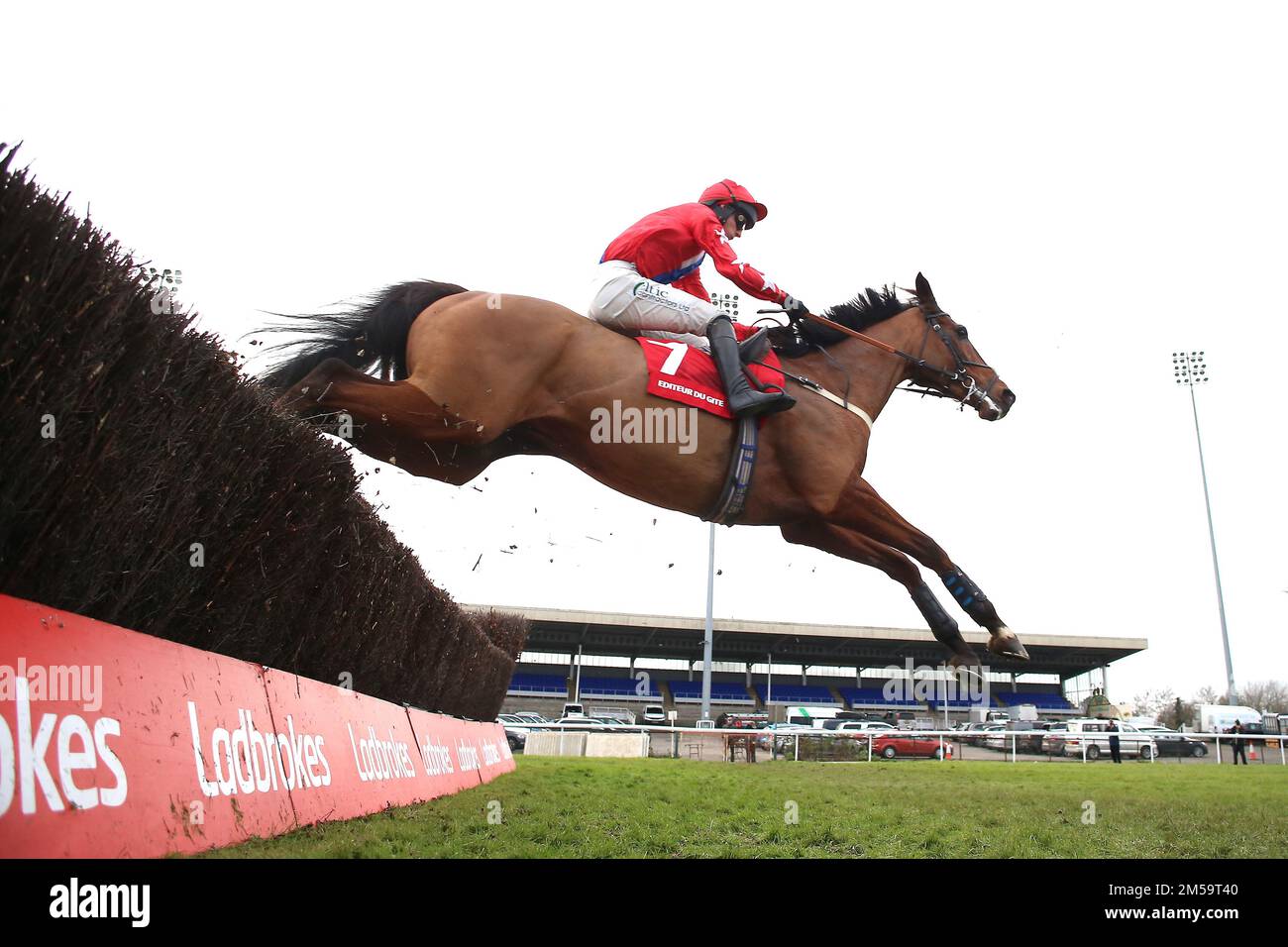 Editeur Du Gite geritten von Jockey Niall Houlihan auf dem Weg, die Ladbrokes Desert Orchid Chase am zweiten Tag des Ladbrokes Christmas Festival auf der Rennbahn Kempton, Sunbury-on-Thames, zu gewinnen. Foto: Dienstag, 27. Dezember 2022. Stockfoto