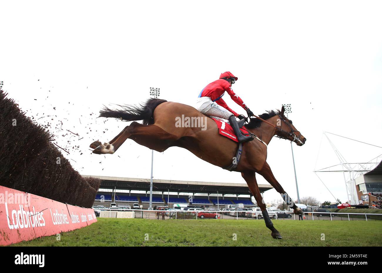 Editeur Du Gite geritten von Jockey Niall Houlihan auf dem Weg, die Ladbrokes Desert Orchid Chase am zweiten Tag des Ladbrokes Christmas Festival auf der Rennbahn Kempton, Sunbury-on-Thames, zu gewinnen. Foto: Dienstag, 27. Dezember 2022. Stockfoto