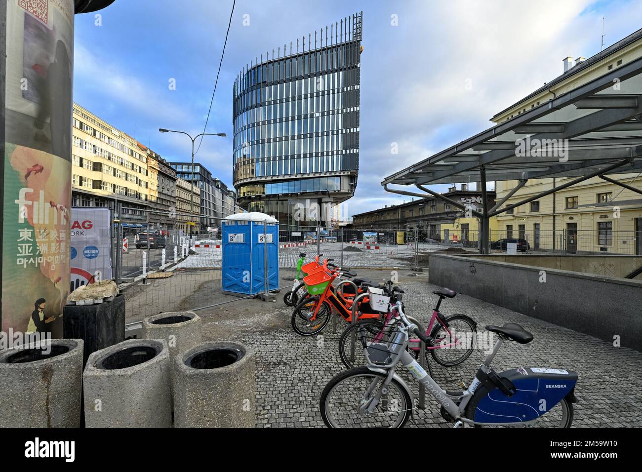 Am 27. Dezember 2022 wurde in der ein Bürogebäude mit Verkaufsfläche in der Nähe des Bahnhofs Masaryk in Prag, Tschechische Republik, errichtet Stockfoto