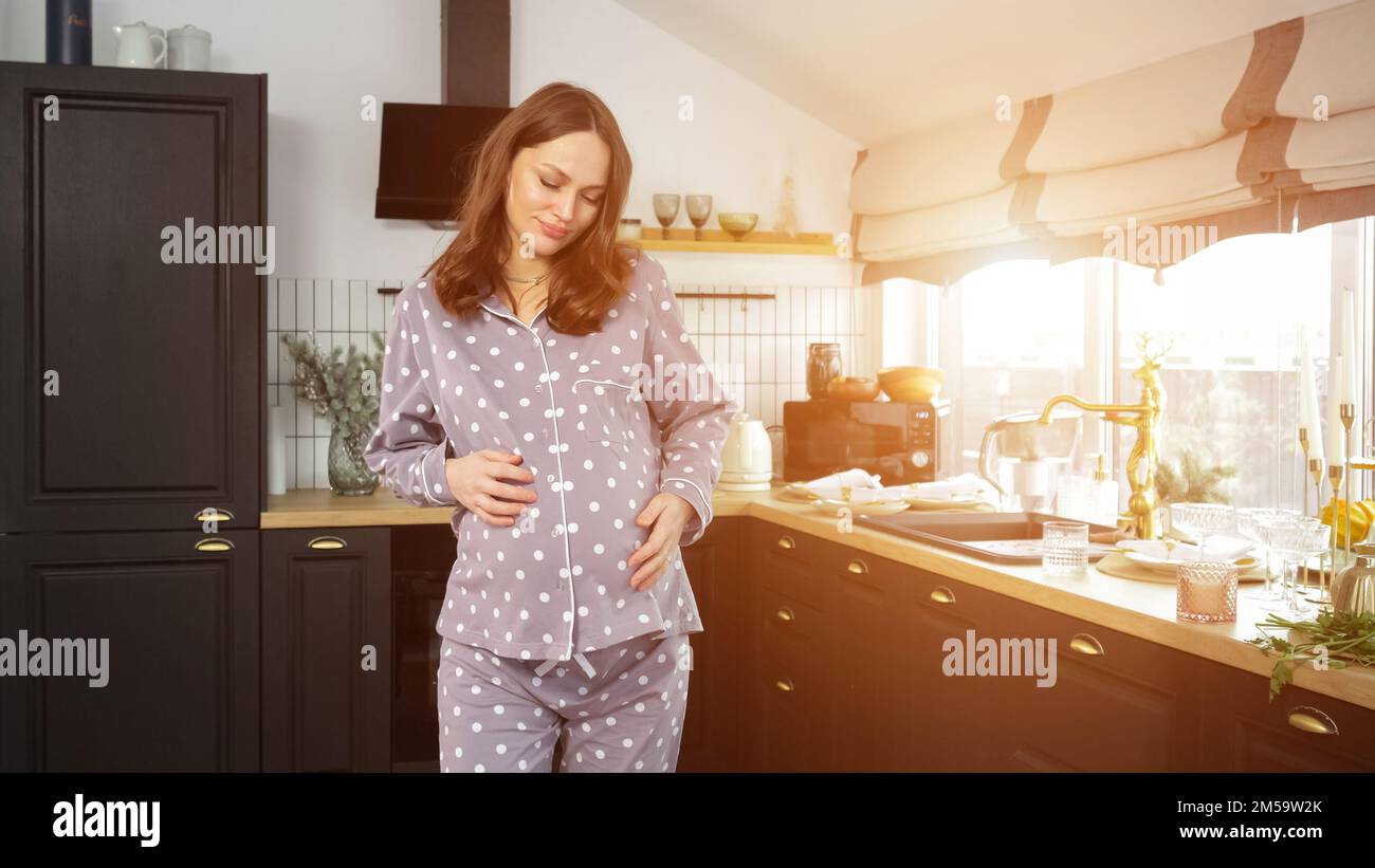 Schwangere verbringen gern Zeit mit Tanzen in der Küche Stockfoto
