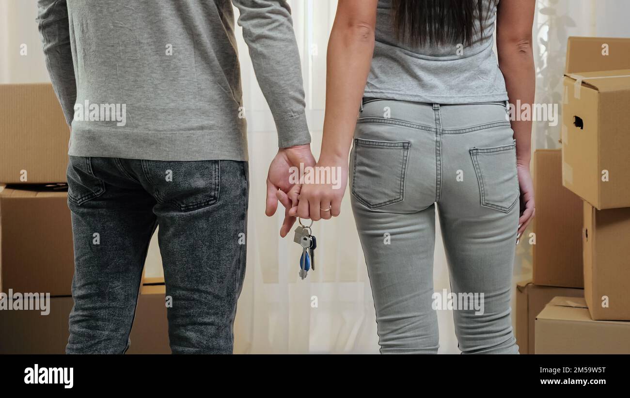 Familienpaar hält den Schlüssel zu neuen flachen Händen Stockfoto