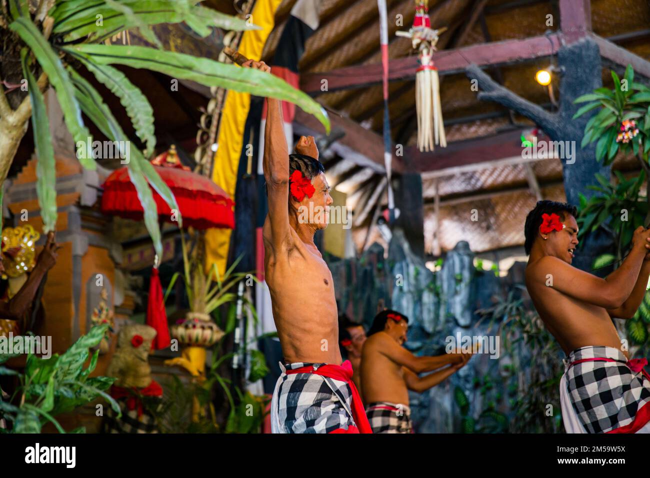 Bali - Indonesien - 10.22.2015: Ein balinesischer Bühnenspieler, der in farbenfroher traditioneller Kleidung auftritt und einen Dolch hält Stockfoto
