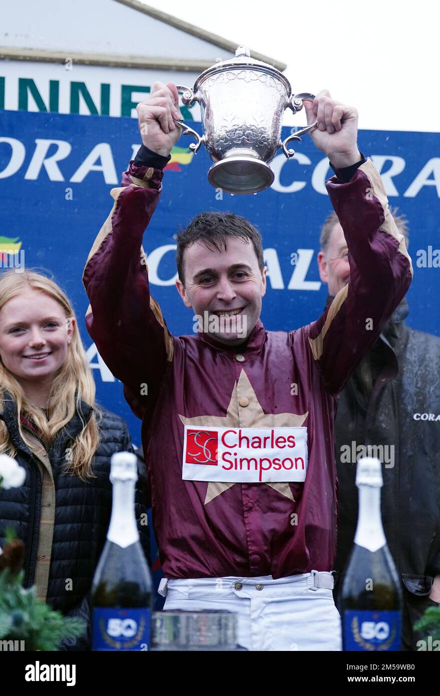 David Prichard nach dem Sieg der Coral Welsh Grand National Handicap Chase auf den beiden Amigos auf der Rennbahn Chepstow, Monmouthshire. Foto: Dienstag, 27. Dezember 2022. Stockfoto