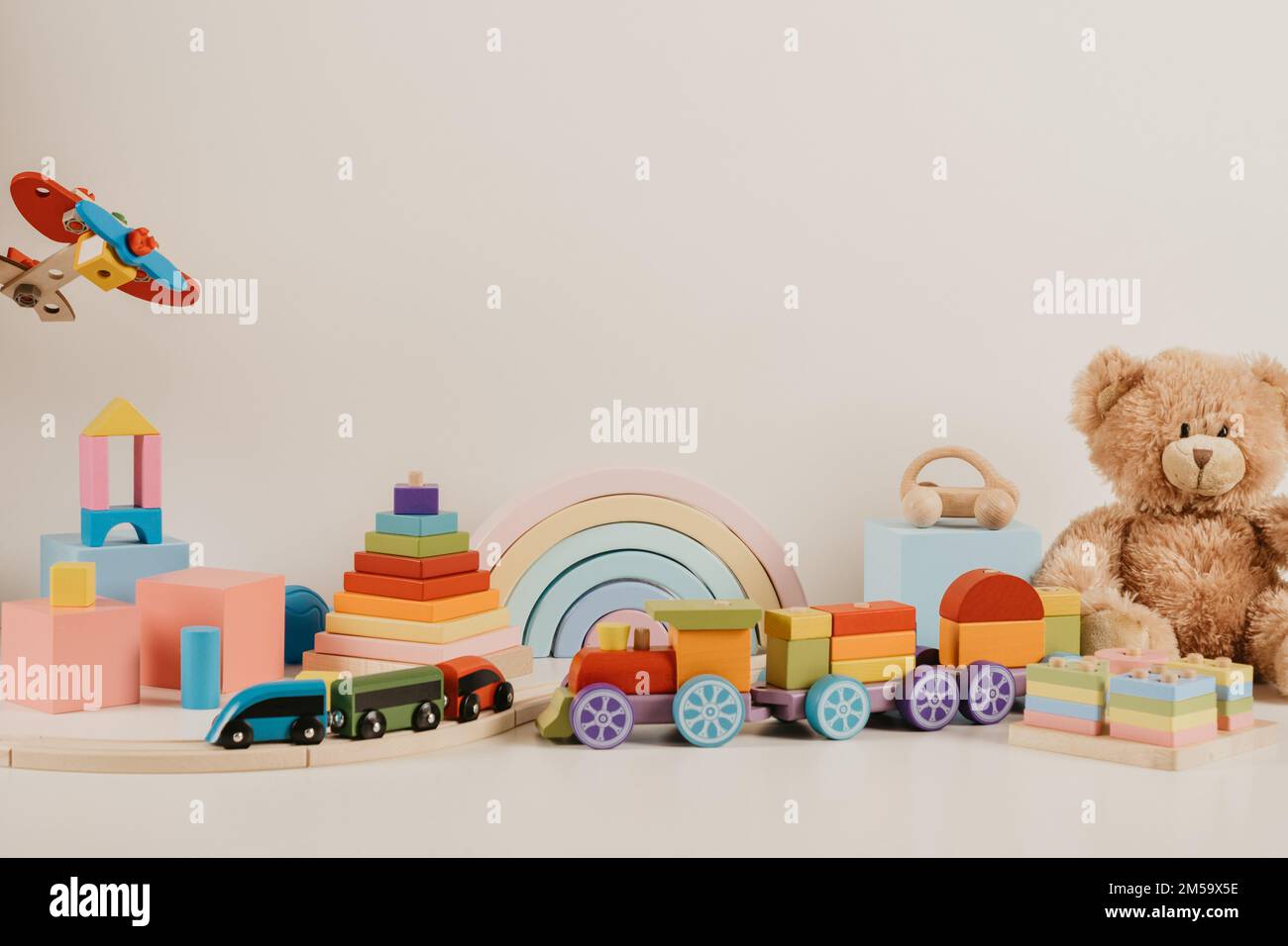 Pädagogische Spielzeugsammlung für Kinder Teddybär, Zug, Flugzeug, Regenbogen, Holzmusical, Sensorik, Sortieren und Stapeln von Babyspielzeug auf weißem Hintergrund Stockfoto