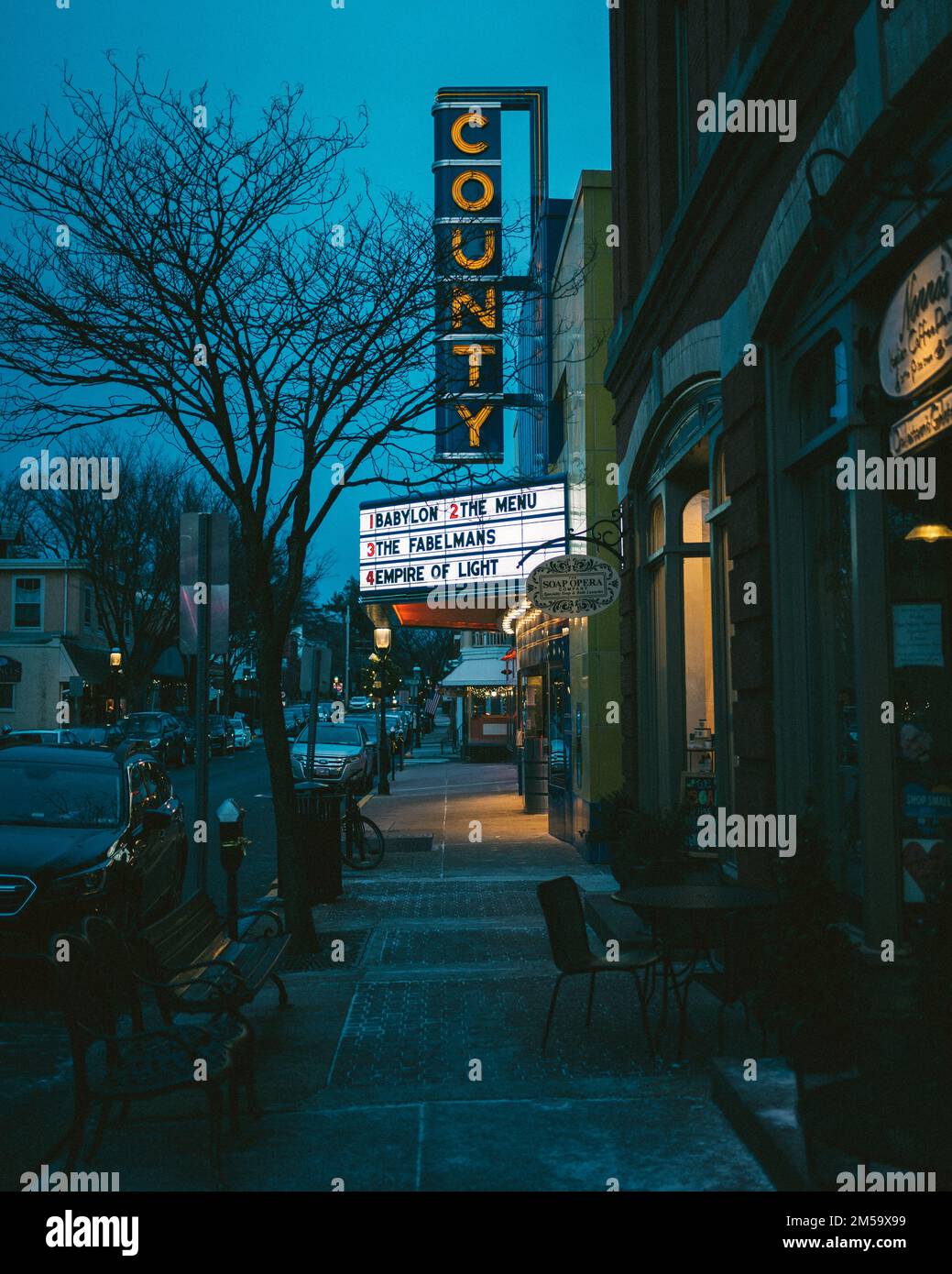 County Theater Oldtimer-Schild bei Nacht, Doylestown, Pennsylvania Stockfoto