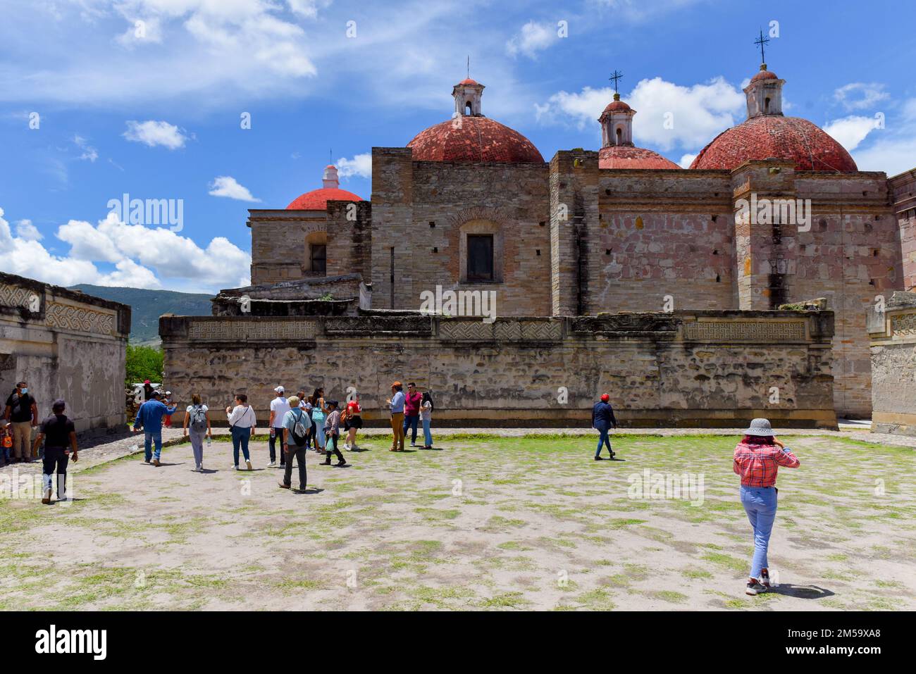 Touristen besuchen die archäologische Zone von Mitla (Zapotekische Zivilisation), den Staat Oaxaca, Mexiko Stockfoto