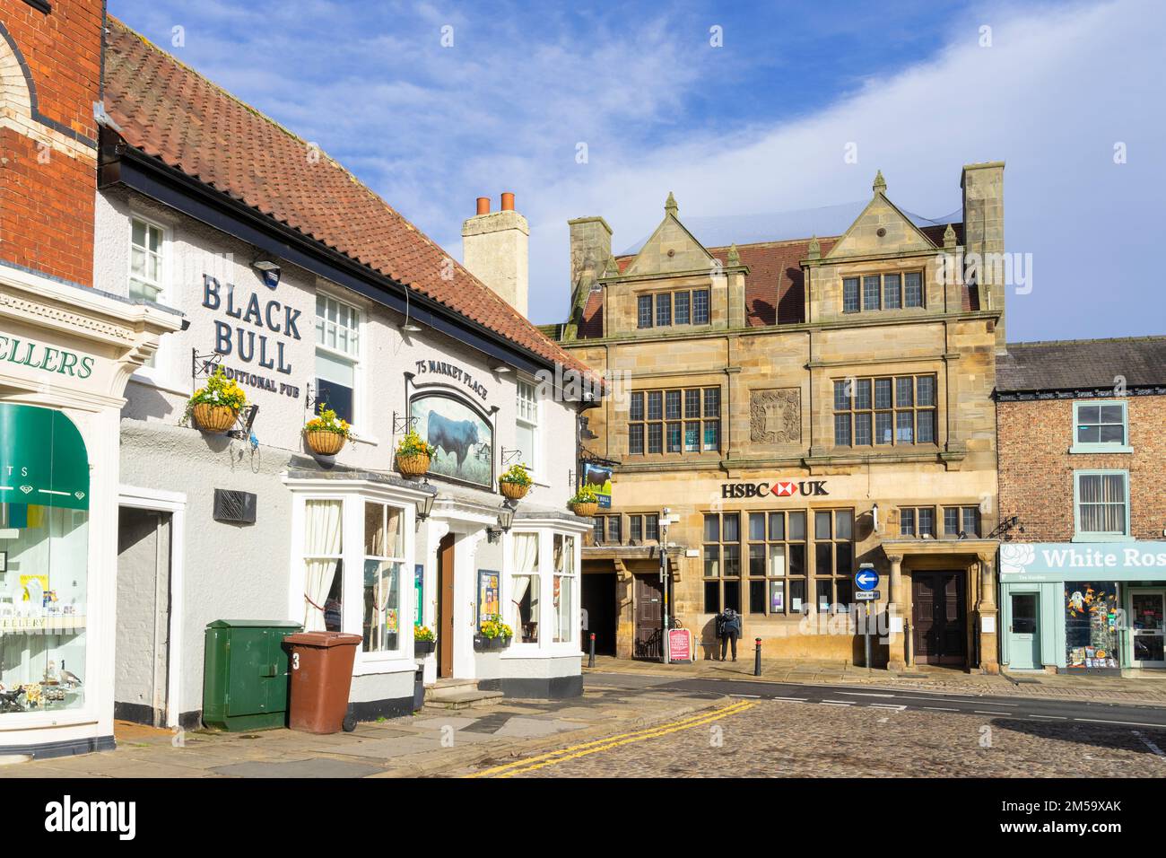 Thirsk North Yorkshire der Pub Black Bull und die Filiale der HSBC Bank im Market Place in Thirsk North Yorkshire England UK GB Europa Stockfoto