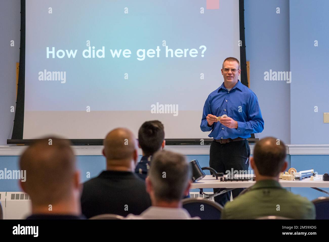 USA Air National Guard Tech. Sgt. Christopher Look, ein Metalltechnikmaschinist der 101. Wartungseinheit, präsentiert auf dem New England Spark Summit, 11. August 2022, Pease ANG Base, NH. Die 101. erzählten ihre Geschichte darüber, wie ein Problem in ein Innovationsprojekt umgewandelt wird, indem sie neue Lösungen finden, um den alternden KC-135R aufrechtzuerhalten. Stockfoto