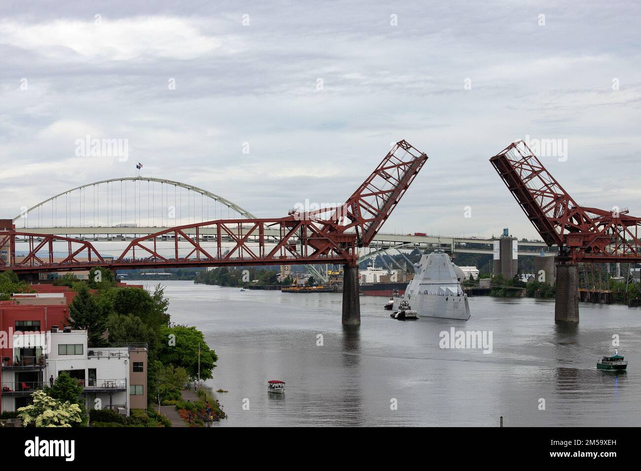 Die USS Michael Monsoor (DDG 1001) passiert die Broadway Bridge während einer Durchfahrt nach Portland, OR. Während des Portland Rose Festivals 2022. Stockfoto