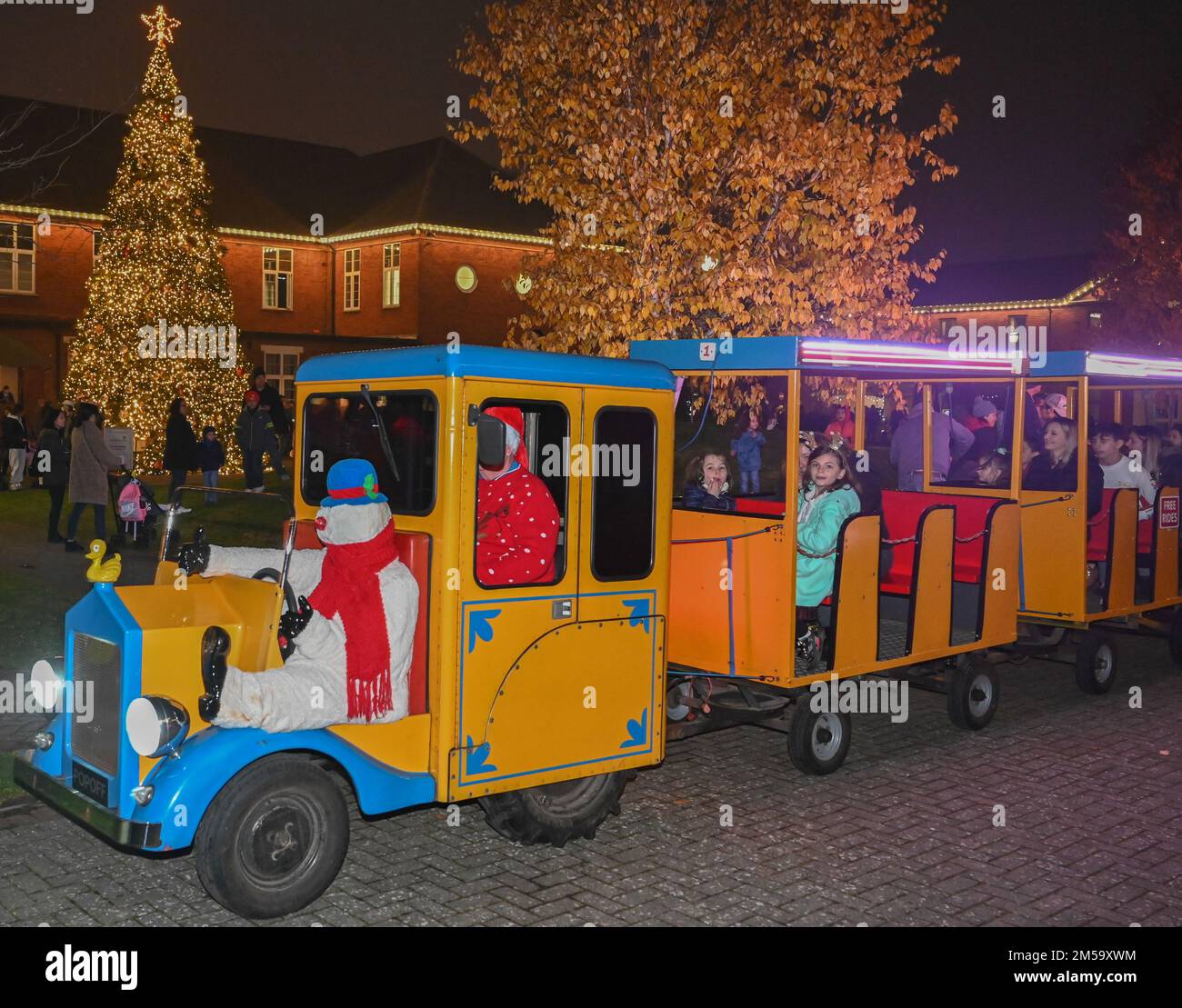 Am 1. Dezember 2022 wurde ein weihnachtlicher Zug um den Washington Square in der Royal Air Force Mildenhall in England gefahren. Der Zug ist eine von vielen Aktivitäten auf dem Urlaubsmarkt für Team Mildenhall Familien. Stockfoto