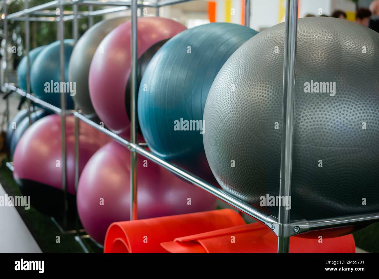 Nahaufnahme: Reihe von Fitnessbällen - Sportzubehör im Fitnessstudio Stockfoto