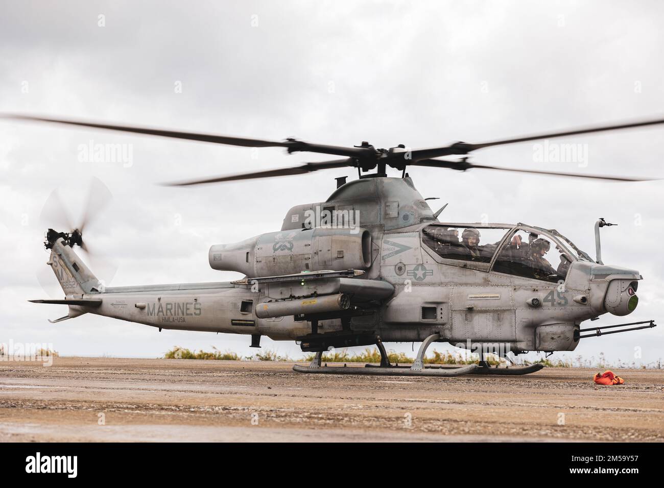 EIN US-AMERIKANISCHER Marine Corps AH-1Z Viper Helicopter zugeteilt an Marine Light Attack Helicopter Squadron 369 startet während der Jungle Warfare Übung 22 auf IE Shima Island, Japan, 15. Februar 2022. JWX 22 ist eine groß angelegte Übung vor Ort, die darauf ausgerichtet ist, die integrierten Fähigkeiten gemeinsamer und verbundener Partner zu nutzen, um das Bewusstsein für alle Bereiche, Manöver und Brände in einer verteilten maritimen Umgebung zu stärken. Stockfoto