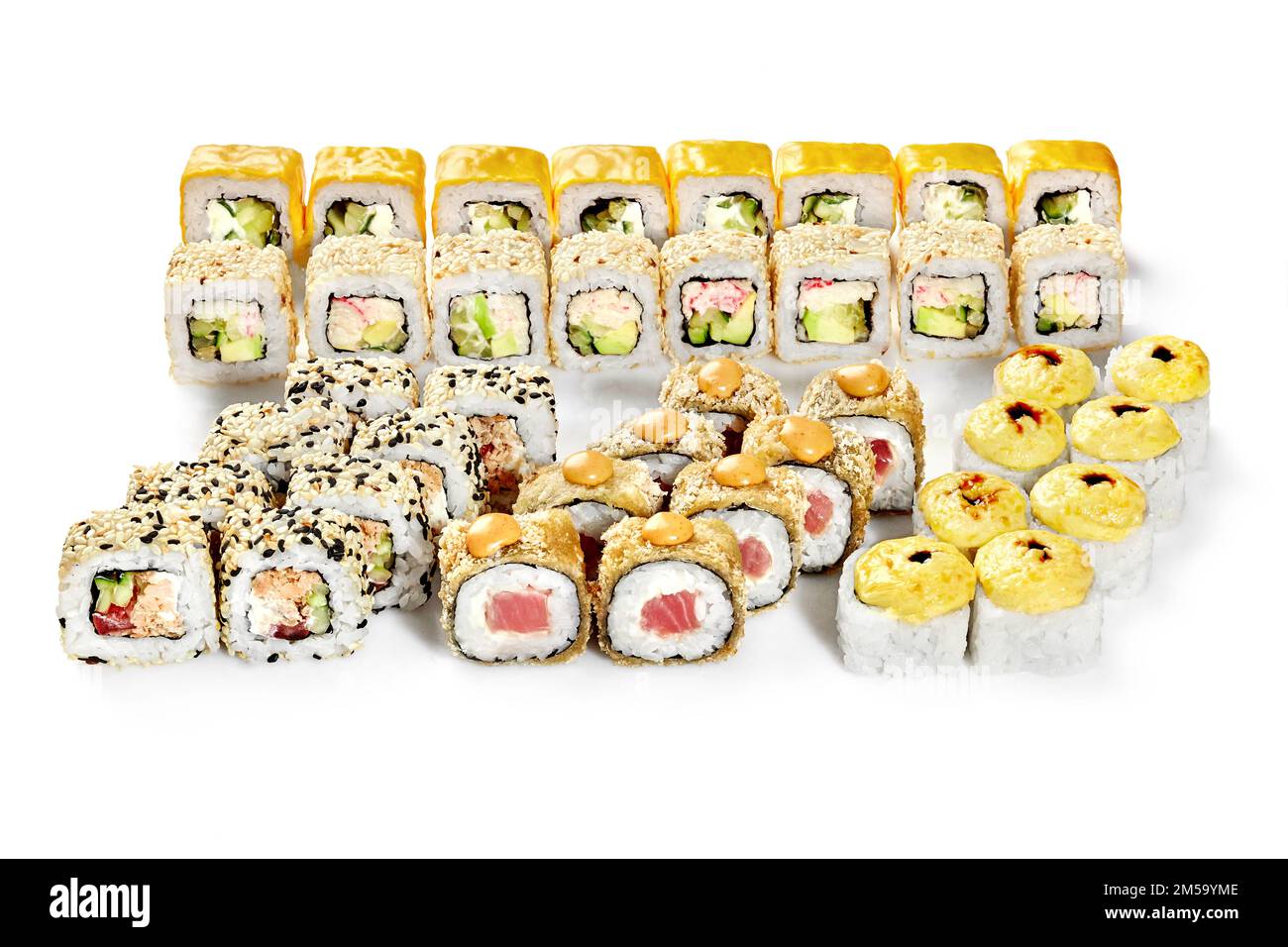 Köstliches Set mit Sushi-Brötchen für eine freundliche japanische Party Stockfoto
