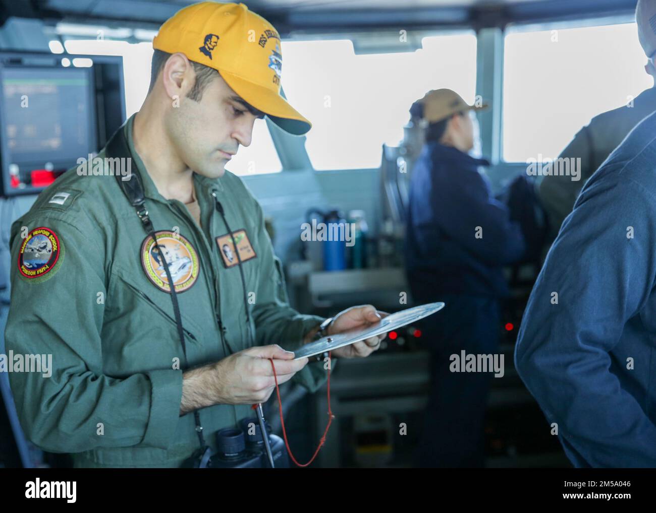 PHILIPPINE SEA (13. FEBRUAR 2022) USA Navy LT. James Molinari, Offizier des Decks des Flugzeugträgers der Nimitz-Klasse USS Abraham Lincoln (CVN 72), während des Flugbetriebs zur Unterstützung der Jungle Warfare Übung 22 (JWX 22) in Okinawa, Japan, am 13. Februar 2022. JWX 22 ist eine groß angelegte Schulung vor Ort, die darauf ausgerichtet ist, die integrierten Fähigkeiten gemeinsamer und verbundener Partner zu nutzen, um die Sensibilisierung für alle Bereiche, das Manövrieren und Brände in einer verteilten maritimen Umgebung zu stärken. Stockfoto