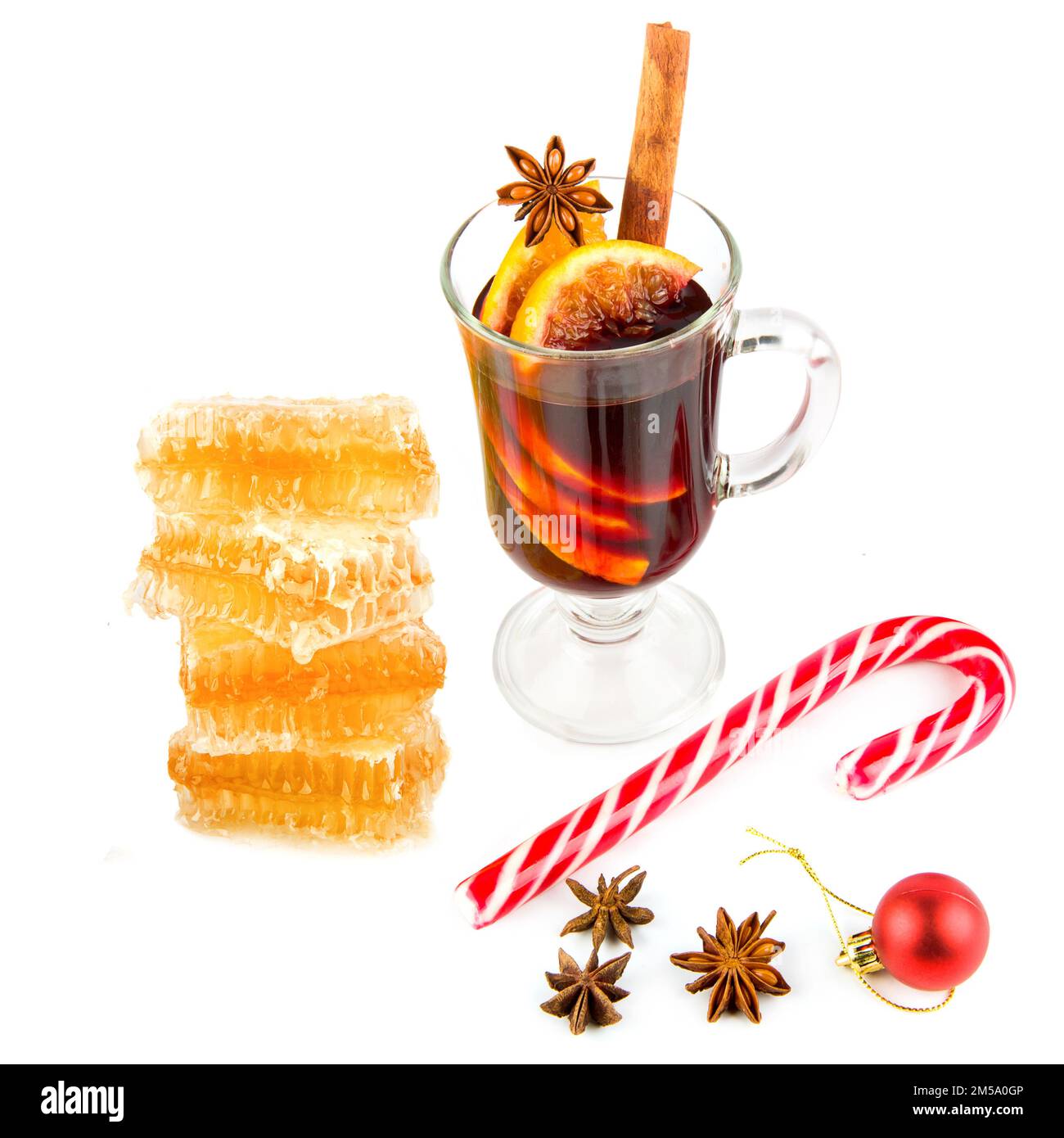 Glühwein, Wabenwabe und Gewürze isoliert auf weißem Hintergrund. Stockfoto