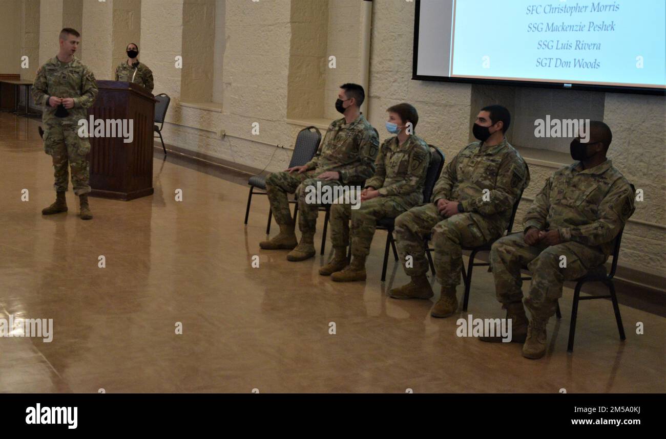 Captain Cameron Worley spricht mit seinem Team von Soldaten. Ein Logistikberaterteam aus fünf Soldaten des 6. Bataillons der Illinois Army National Guard, 54. Security Force Assistance Brigade (SFAB) hielt am Sonntag, den 13. Februar, eine Einsatzzeremonie in Rock Island Arsenal, Illinois, ab. Nach einer kurzen Schulung in Texas wird das Team mit dem 5. SFAB der aktiven Armee in der Joint Base Lewis-McChord, Washington, zusammenarbeiten, um in der Mongolei zu stationieren. Der sechsmonatige Einsatz ist der erste für die SFAB-Einheit der Illinois National Guard und stellt den ersten SFAB dar, der die USA unterstützt Kommando Indo-Pazifik. Stockfoto