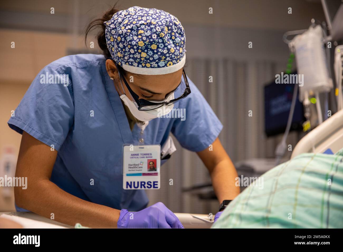 HARTFORD, Conn - USA Air Force 1. LT. Annie Torres, eine Intensivpflegerin, fügt eine Infusion in einen Patienten am Hartford Hospital in Hartford, Connecticut, 13. Februar 2022. USA Nördliches Kommando, durch die USA Army North ist nach wie vor entschlossen, das Verteidigungsministerium flexibel bei der COVID-Reaktion der gesamten Regierung zu unterstützen. Stockfoto