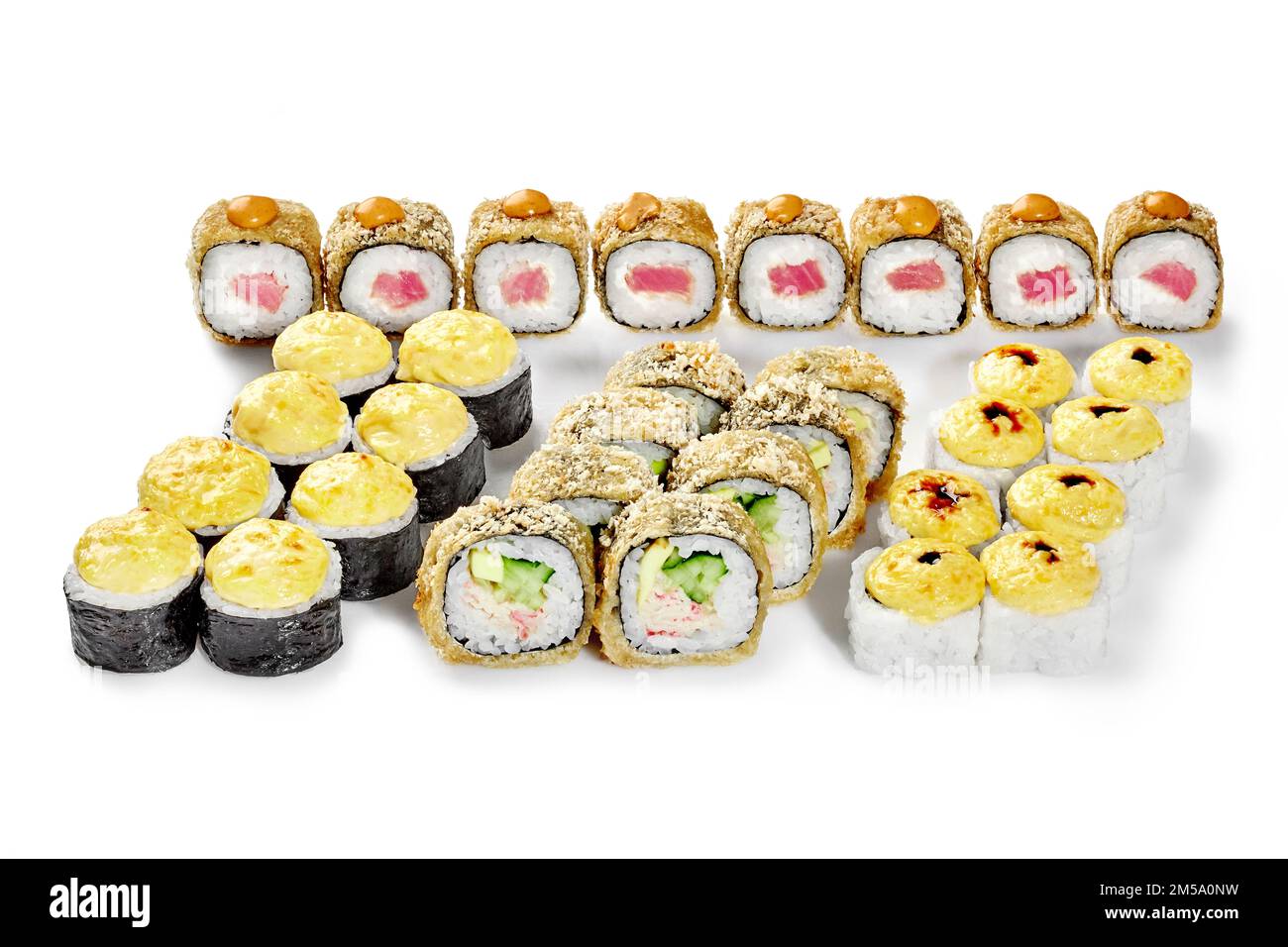 Set aus gebackenen Sushi-Brötchen mit Käse und Tempura-Brötchen auf Weiß Stockfoto