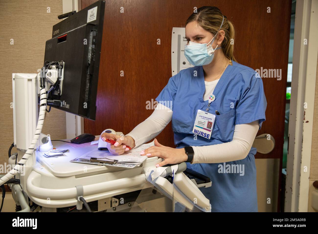 HARTFORD, Conn - USA Air Force 1. LT. Leah Sundgaard, eine klinische Krankenschwester, überprüft die Vitalfunktionen von Patienten, bevor sie Medikamente am Hartford Hospital, in Hartford, Connecticut, am 13. Februar 2022 verabreichen. USA Nördliches Kommando, durch die USA Army North ist nach wie vor entschlossen, das Verteidigungsministerium flexibel bei der COVID-Reaktion der gesamten Regierung zu unterstützen. Stockfoto