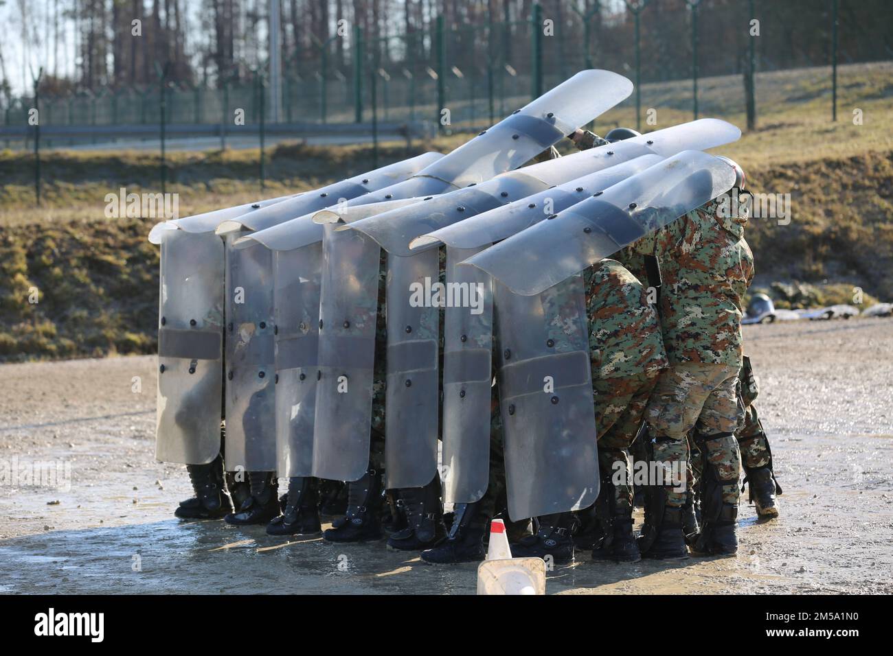 Mazedonische Soldaten führen am 13. Februar 2022 im Joint Multinational Readiness Center in Hohenfels, Deutschland, eine Schulung zur Kontrolle von Massenunruhen durch. Die KFOR 30 ist eine multinationale Schulungsveranstaltung zur Vorbereitung von Einheiten auf ihren Einsatz im Kosovo-Regionalkommando Ost. Stockfoto