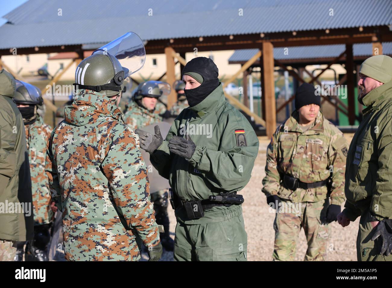 Mazedonische Soldaten führen am 13. Februar 2022 im Joint Multinational Readiness Center in Hohenfels, Deutschland, eine Schulung zur Kontrolle von Massenunruhen durch. Die KFOR 30 ist eine multinationale Schulungsveranstaltung zur Vorbereitung von Einheiten auf ihren Einsatz im Kosovo-Regionalkommando Ost. Stockfoto