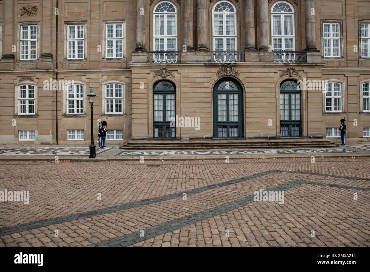 Wache im Schloss Amalienborg, Regierungssitz der dänischen Königsfamilie, Kopenhagen, Dänemark, Europa Stockfoto