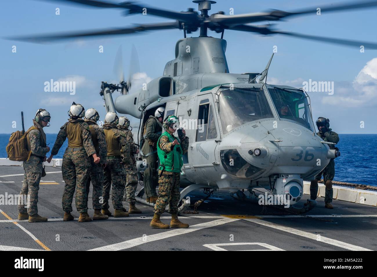 PHILIPPINE SEA (13. Februar 2022) Marines, die der 31. Marine Expeditionary Unit (MEU) zugeteilt sind, gehen an Bord eines UH-1Y Huey-Hubschraubers vom Marine Medium Tiltrotor Squadron (VMM) 265 auf dem Cockpit des Amphibienschiffs USS Green Bay (LPD 20). Green Bay, Teil der Expeditionary Strike Group 7, ist zusammen mit der 31. MEU im Zuständigkeitsbereich der US-amerikanischen 7.-Flotte tätig, um die Interoperabilität mit Verbündeten und Partnern zu verbessern und als einsatzbereite Eingreiftruppe zur Verteidigung von Frieden und Stabilität in der Region Indopazifik zu dienen. Stockfoto