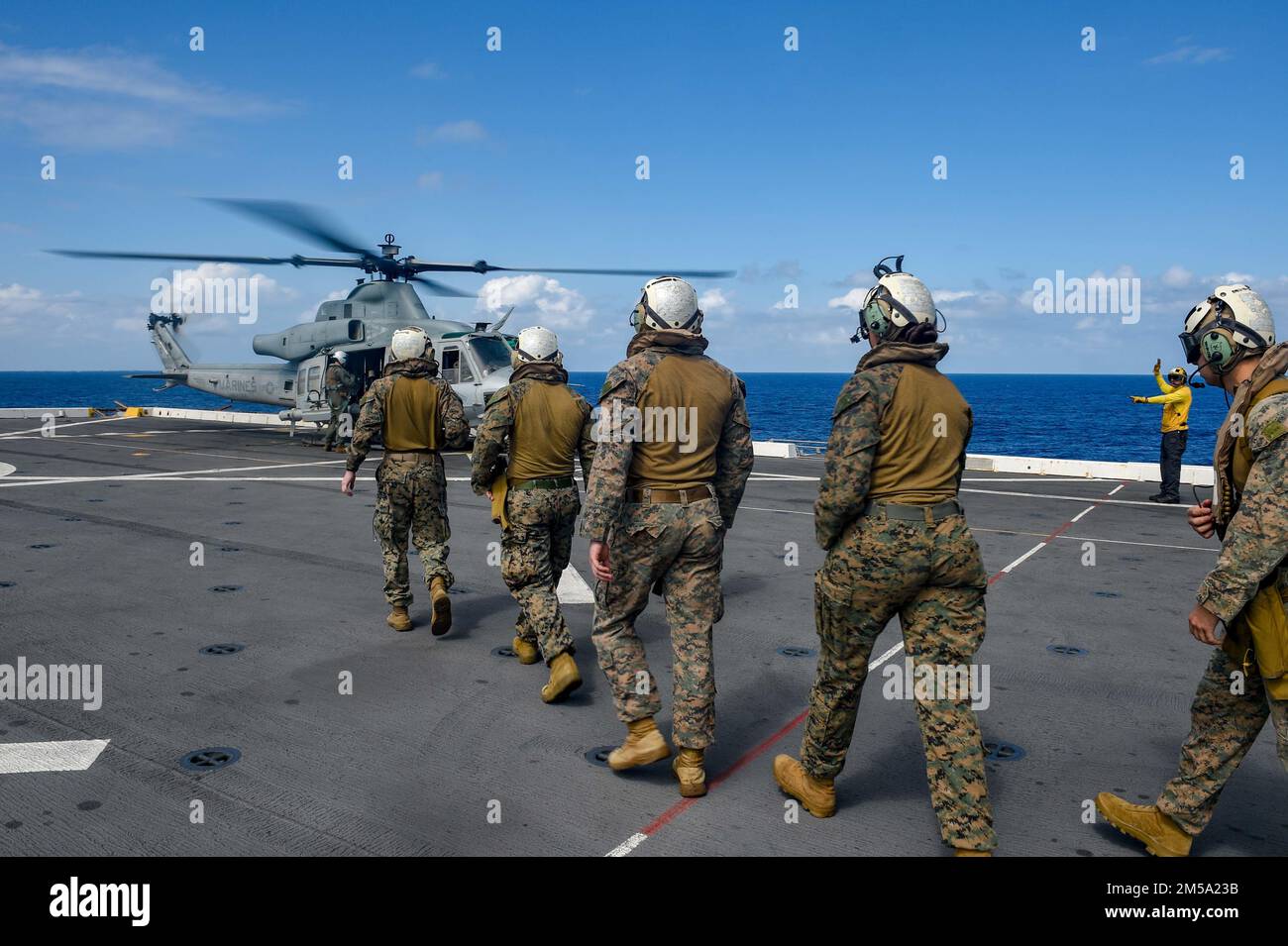 PHILIPPINE SEA (13. Februar 2022) Marines, die der 31. Marine Expeditionary Unit (MEU) zugeteilt sind, gehen an Bord eines UH-1Y Huey-Hubschraubers vom Marine Medium Tiltrotor Squadron (VMM) 265 auf dem Cockpit des Amphibienschiffs USS Green Bay (LPD 20). Green Bay, Teil der Expeditionary Strike Group 7, ist zusammen mit der 31. MEU im Zuständigkeitsbereich der US-amerikanischen 7.-Flotte tätig, um die Interoperabilität mit Verbündeten und Partnern zu verbessern und als einsatzbereite Eingreiftruppe zur Verteidigung von Frieden und Stabilität in der Region Indopazifik zu dienen. Stockfoto