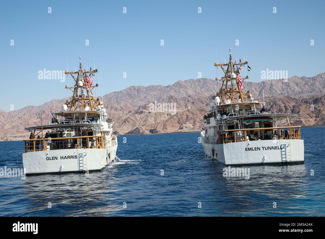 Schnellschneider USCGC Cutter Emlen Tunnell (WPC 1145) und Glen Harris (WPC 1144) sind im Golf von Akaba während der International Maritime Exercise/Cutlass Express (IMX) 2022, Februar 13, tätig. IMX/CE 2022 ist die größte multinationale Ausbildungsveranstaltung im Nahen Osten, an der mehr als 60 Nationen und internationale Organisationen beteiligt sind, die sich für die Verbesserung von Partnerschaften und Interoperabilität zur Stärkung der maritimen Sicherheit und Stabilität einsetzen. Stockfoto