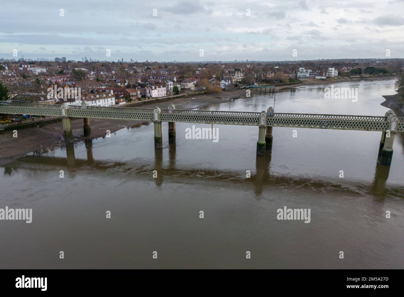 Luftaufnahme der Kew Railway Bridge über die Themse, in der Nähe von Kew, London, Großbritannien. Stockfoto