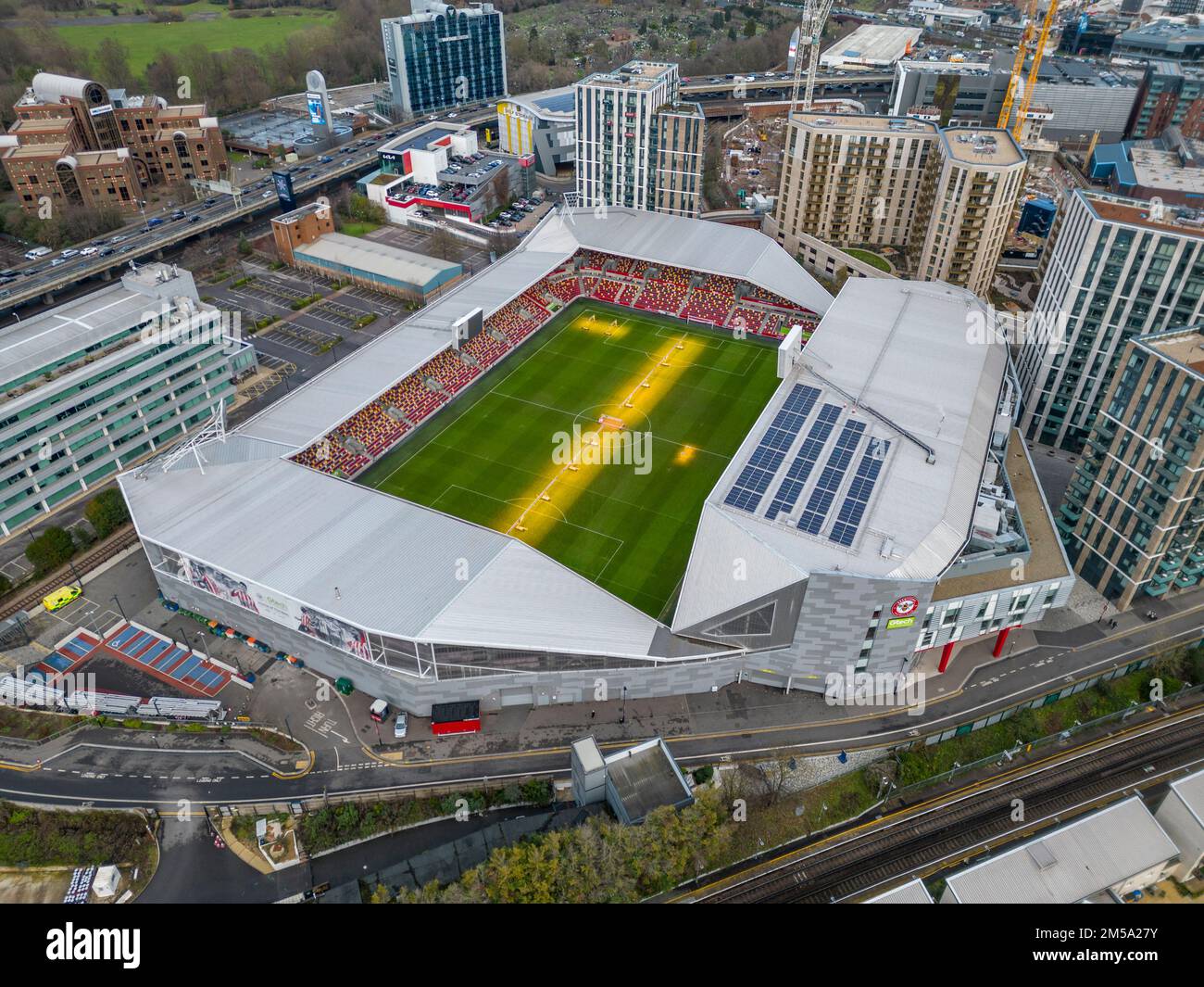 Aus der Vogelperspektive das Gtech Community Stadium, Heimstadion der englischen Premier League, Brentford Football Club, London, Großbritannien. (Dez. 2022) Stockfoto
