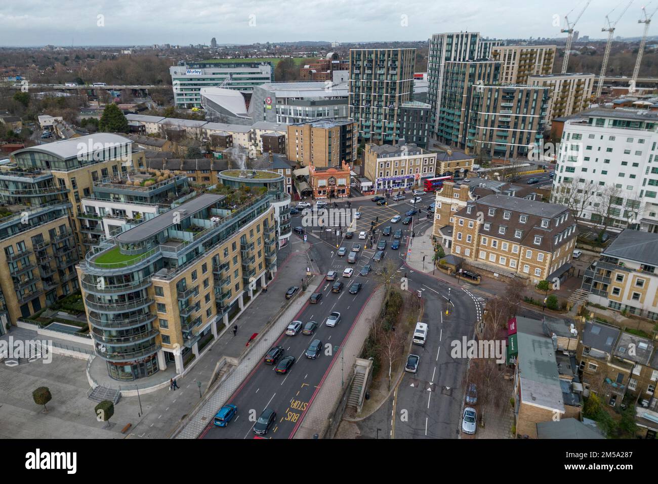Luftaufnahme der Straßenkreuzung (A315/A205) an der Nordseite der Kew Bridge neben der Themse in Kew, Westlondon, UK. Stockfoto