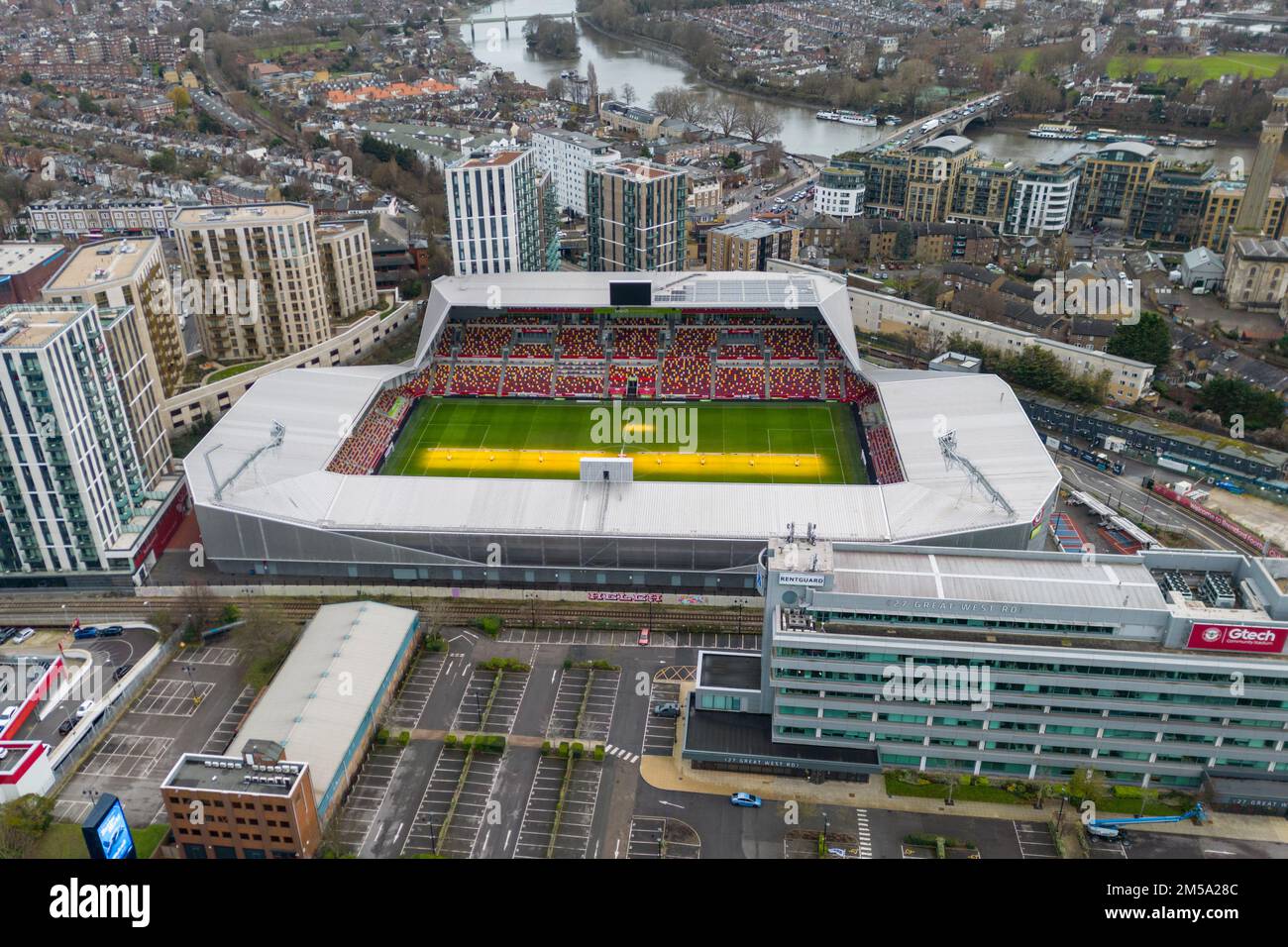 Luftaufnahme des GTECH Community Stadium, Heimstadion der englischen Premier League, Brentford Football Club, London, Großbritannien. Stockfoto